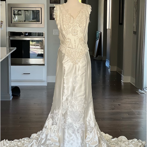 WORN 1x Wedding Dress. Satin w/lace, pearl beads & subtle sequins. Two stains - Picture 14 of 16